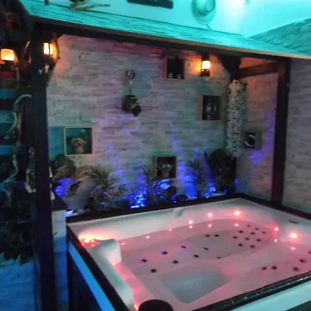 L'Histoire De L'Ouest , Jacuzzi Appartement Dole Extérieur photo