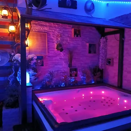 L'Histoire De L'Ouest , Jacuzzi Appartement Dole Extérieur photo