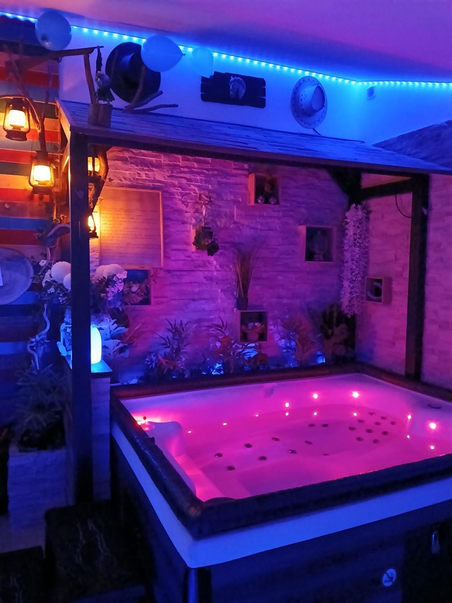 L'histoire De L'ouest , Jacuzzi Holiday home *